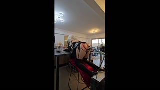 Sissy sexy Lola en tenue latex noir et cheveux blanc se fait prendre en vitesse maximum par sa machine à sexe