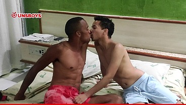 Moreno dotado , meteu e arrombou o cuzinho do passivo safadinho