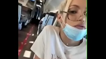 Rubia muestra su verga en el avion