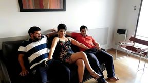 z b 20 perla lopez esposa ninfomana , los dos maridos trabajan y se trae dos tipos en su desesperacion por cojer, uno se cansa y se va, el otro trae otro amigo para seguir cojiendola, mas t