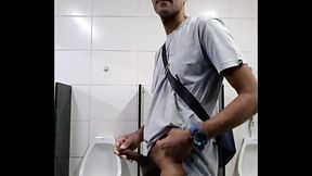 MAIS PUNHETA NO BANHEIRO.