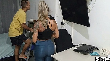 Cai de boca na piroca do rapaz que veio consertar meu ar condicionado (vídeo completo)