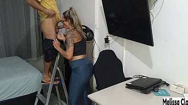 Cai de boca na piroca do rapaz que veio consertar meu ar condicionado (vídeo completo)