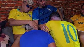 minha primeira orgia sem protecao com meus amigos do futebol depois do primeiro tempo na tv - parte 01
