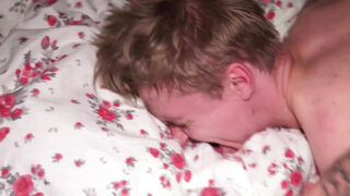 Wytatuowani młodzi geje-amatorzy liżą i ssą przed seksem bez zabezpieczenia