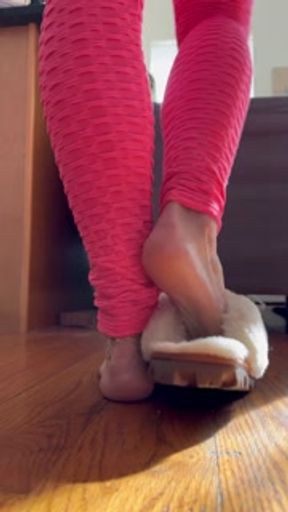 Catprincess wrinkled soles in leggings, peach pink toes