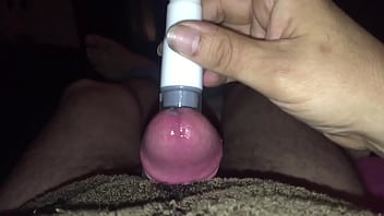 Vaya gustazo da el vibrador en el frenillo frenulum