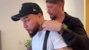 Macho colombiano de Traje me rega&ntilde_a por no obedecerle