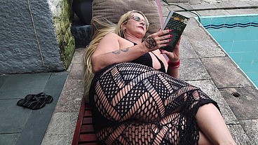 Madastra seduz seu ENTIADO com sua Bunda enorme seu. Irmãozinho virgem punheteiro fica espiando foi aquele sexo em público cons 2 ENTIADO