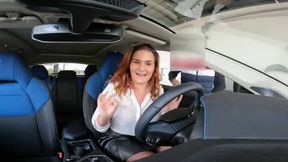 kat tire une pipe dans la voiture
