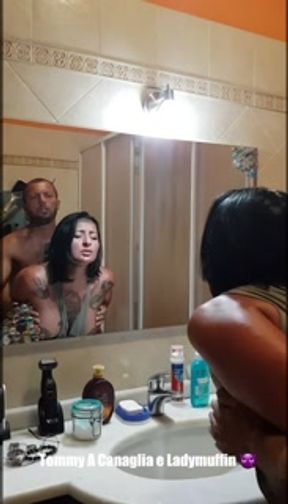 Marito torna a casa e scopa la moglie