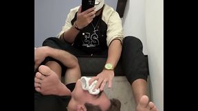 PUTINHA PEDIU PRA SENTIR O CHEIRO DA MINHA SOLA ANTES DE SER ENRRABADO.