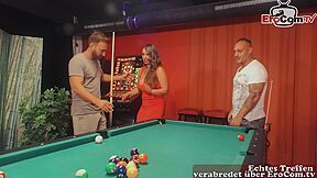 Deutsche, Brunette Schlampe Verfuhrt 2 Manner Beim Billard Spielen