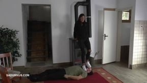Mistress Natasa stomps mit her sneakers wmv