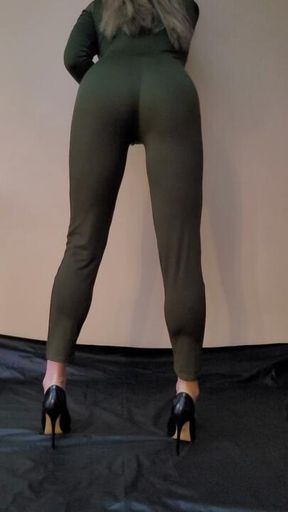 Peeing in my Catsuit on Highheels.