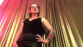 Umiliazione di Sissy Cane Francesca. Bellissima Padrona vestita in pelle.