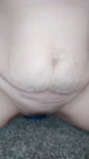 Jessi Stretches Out Loose Pussy with a Cup
