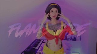 Faye Valentine von der Cosplayerin Cowboy Bepop füllt ihren Arsch und ihre Muschi mit riesigen Dildos