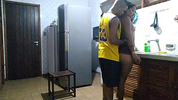 Fodendo na cozinha no Guarujá