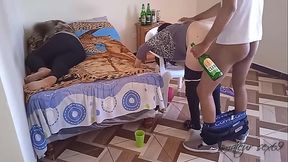 la mejor pelicula de accion parte 2 : despues de llegar a la casa con la cornuda de mi esposa y su amiga follamos para pasarla bien mientras mi esposa no puede vernos