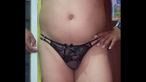 Veo la tanga en el caj&oacute_n y la modelo
