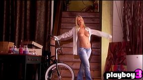 Sexy big tits blonde babe exposed sexy body while posing naked for Playboy