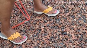 Ebony MILF Shiney Thighs Legs N Pretty Pink Toes