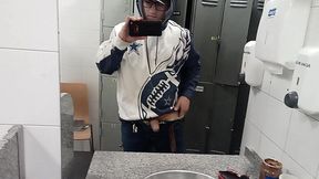 una pajita en vestidores con lechita al final