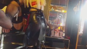 Ich fingere deine Arschfotze mit Latex Handschuhen!