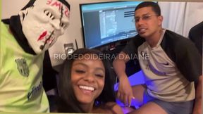 meu corno chamou seu amigo para jogar um video game com ele eu como esposa bem safada n deixei fiz ele brincarem comigo ate gozar meu cu todo