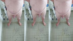 nacktes urinieren in der dreckigen dusche