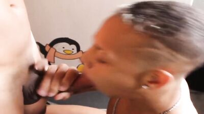 Meteu o pau grosso no rabo dele porque usava calcinha