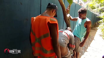 Saiu do servi&ccedil_o pra dar escondido pro colega atras da obra