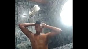 Moreno cafu&ccedil_u dotado no banho