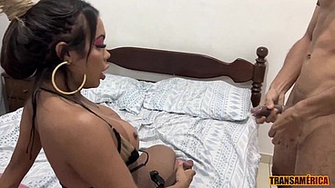 Morena da bunda enorme Bianca Ferraz ganha chupada no cuzinho de homem dotado e muito macho