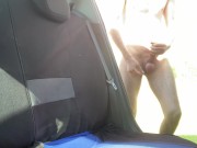 Auf Öffentlichem Feldweg im Auto wichsen mit Anal Plug