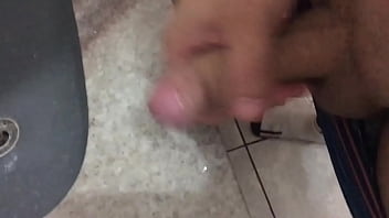 punheta no banheiro com gozada
