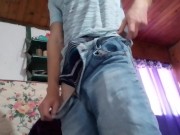 El encantador jovencito británico Shaun juega solo con su polla peluda