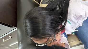 Hermosa Madrastra Doctora debe de Ayudar a su Hijastro con su Ereccion
