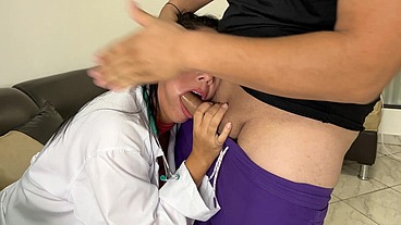 Hermosa Madrastra Doctora debe de Ayudar a su Hijastro con su Ereccion