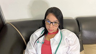 Hermosa Madrastra Doctora debe de Ayudar a su Hijastro con su Ereccion