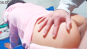Sexo Amateur - Mi madrastra no sabe que la grabo cuando est&aacute_ en cuatro