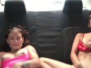 Lesbianas masturbandosen en uber camino al trabajo