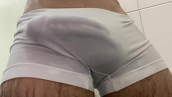 Pau grosso na cueca branca molhada na academia