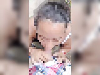 una chupadita rapida detras de los arbustos, que rico, sin censura en el onlyfans