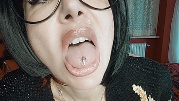 the giantess uses you in place of her missing tooth and