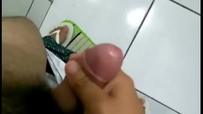 Amigo me mandou video gozando no banheiro