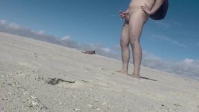 I showed my hard cock cumming, next to a fat old man who was going to the beach.