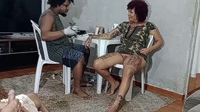 nao resisti ao tesao e acabei tomando e leite quente pau enquanto era tatuada