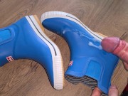 Cumming on rubberboots